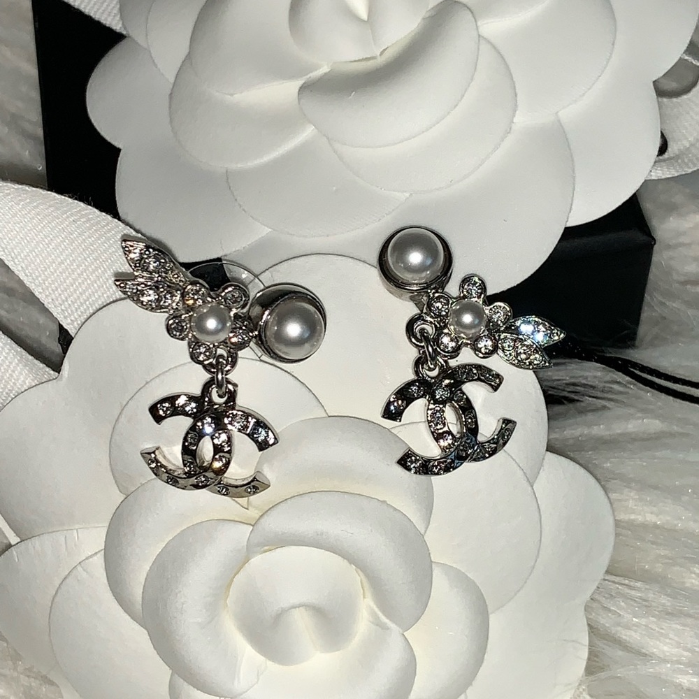 21B CC dangling earrings w/pearls, flower &crystal